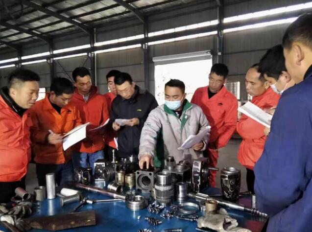 亞舟重工售后主管正在對客戶方工作人員進行現(xiàn)場技術(shù)培訓(xùn)